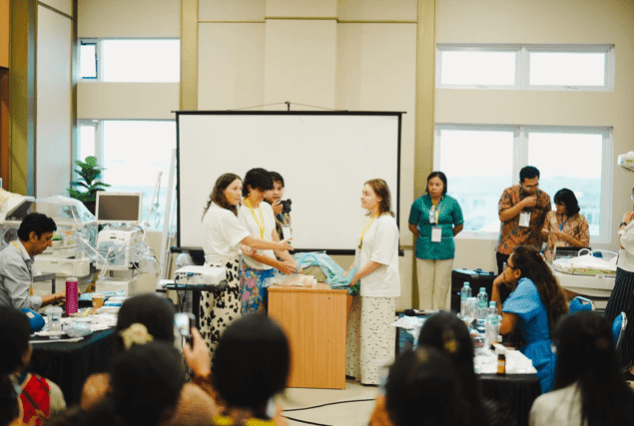 Fasilitator memandu pembelajaran dengan peralatan klinis