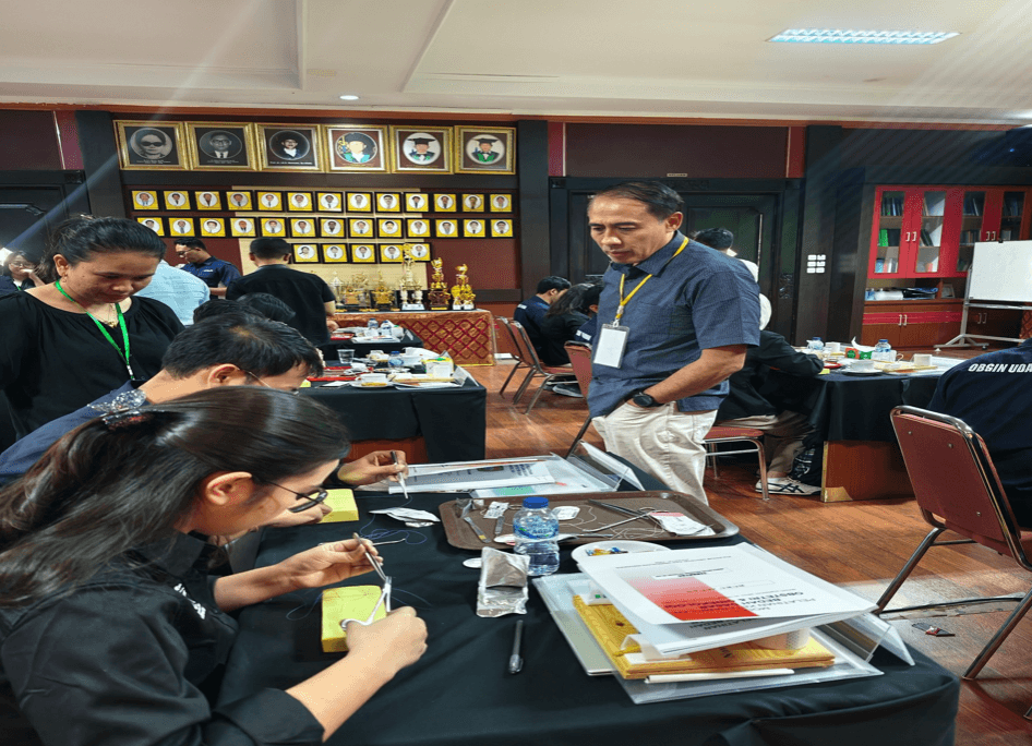Peserta berlatih teknik simpul dan penanganan instrumen dengan supervisi pelatih