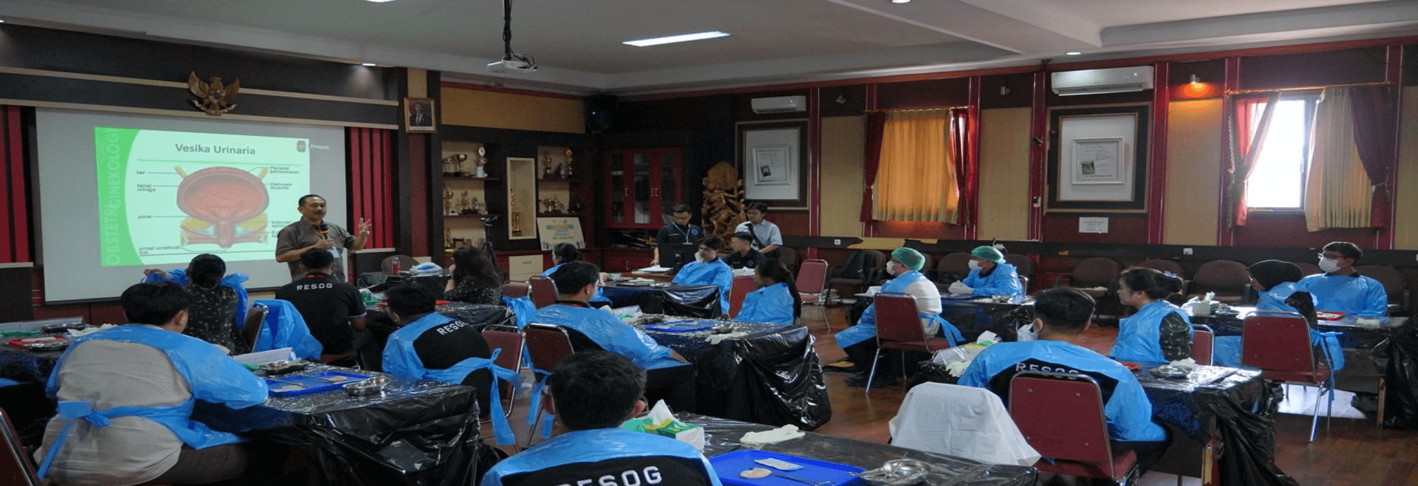 Latihan pada bahan simulasi memberikan pengalaman taktil dalam memegang, memotong, dan menjahit jaringan