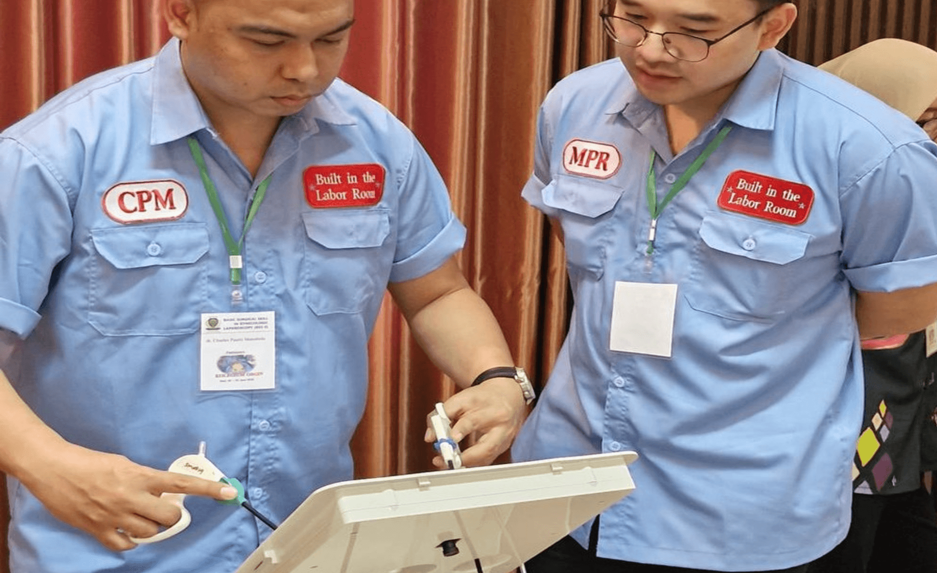 Latihan orientasi instrumen dan koordinasi gerakan menggunakan simulator
