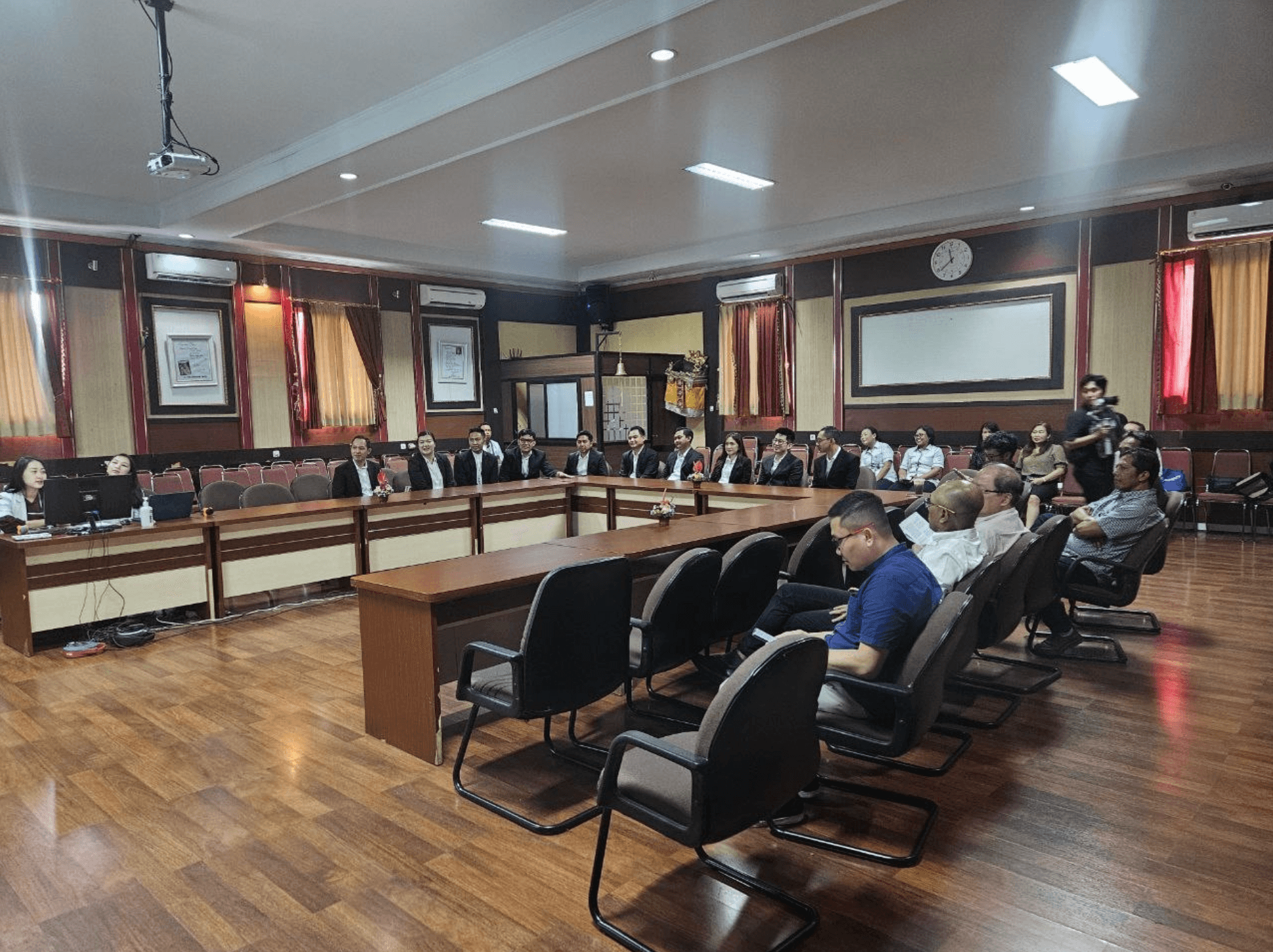 Sesi refleksi perjalanan residensi menjadi ruang berbagi pengalaman, rasa syukur, dan harapan
