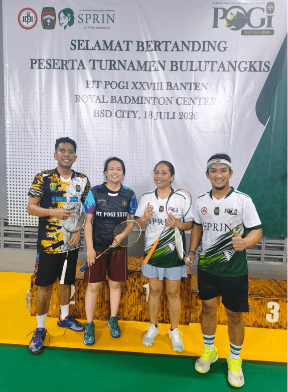 Kebersamaan peserta dan pendamping seusai pertandingan bulutangkis