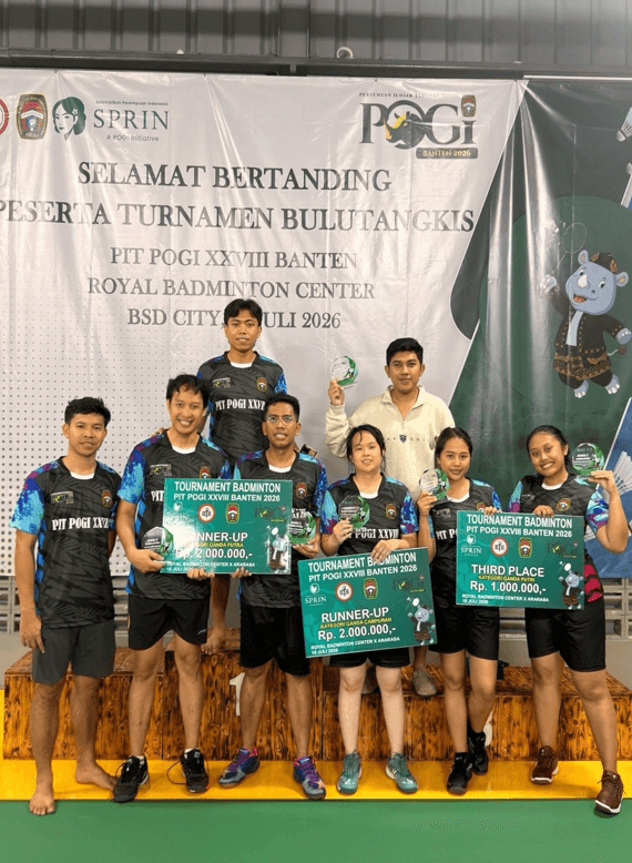Kebersamaan peserta dan pendamping seusai pertandingan bulutangkis
