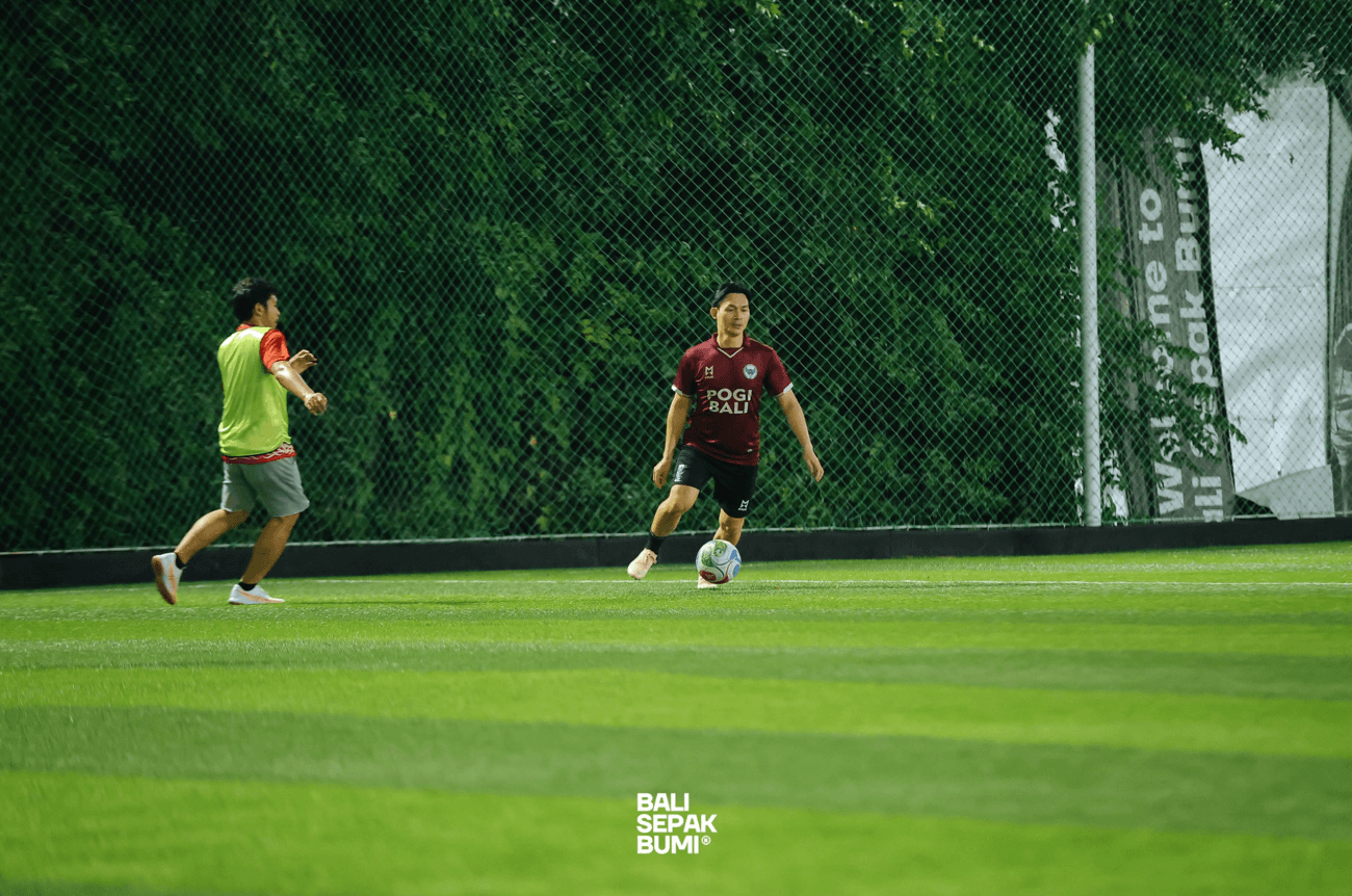 Suasana permainan dan kerja sama tim residen Obgyn Udayana di lapangan mini soccer