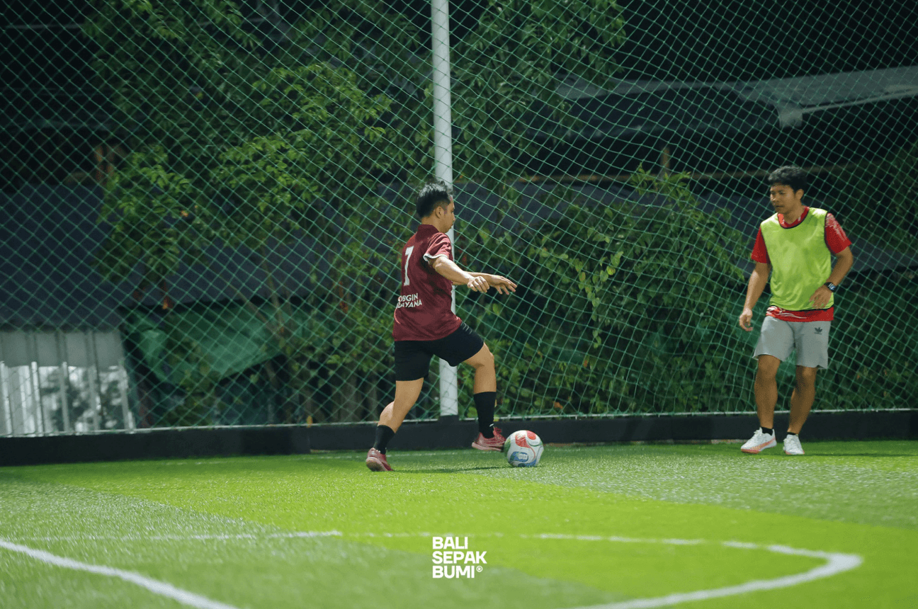 Suasana permainan dan kerja sama tim residen Obgyn Udayana di lapangan mini soccer