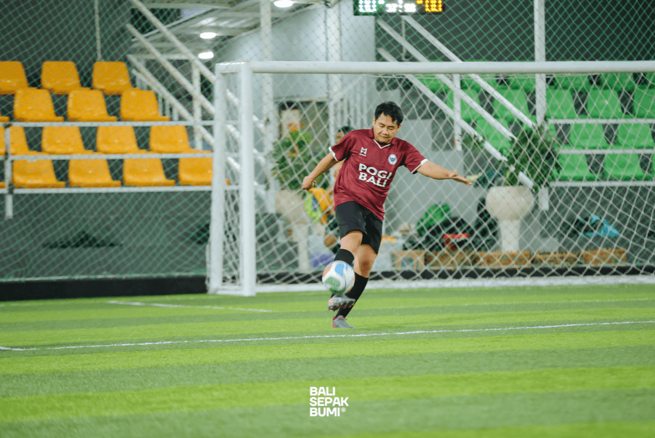 Suasana permainan dan kerja sama tim residen Obgyn Udayana di lapangan mini soccer