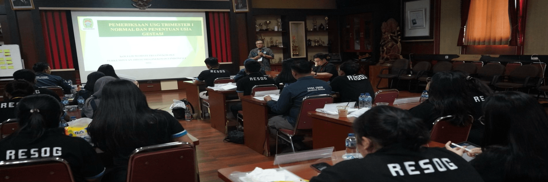 Sesi teori di Ruang Pertemuan Saraswati membahas fondasi pemeriksaan USG obstetri dan ginekologi