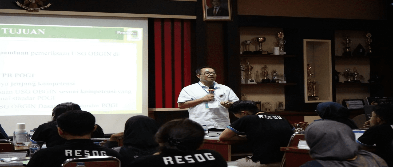 Peserta dan tim pengajar berfoto bersama pada penutupan Pelatihan USG Dasar 2026