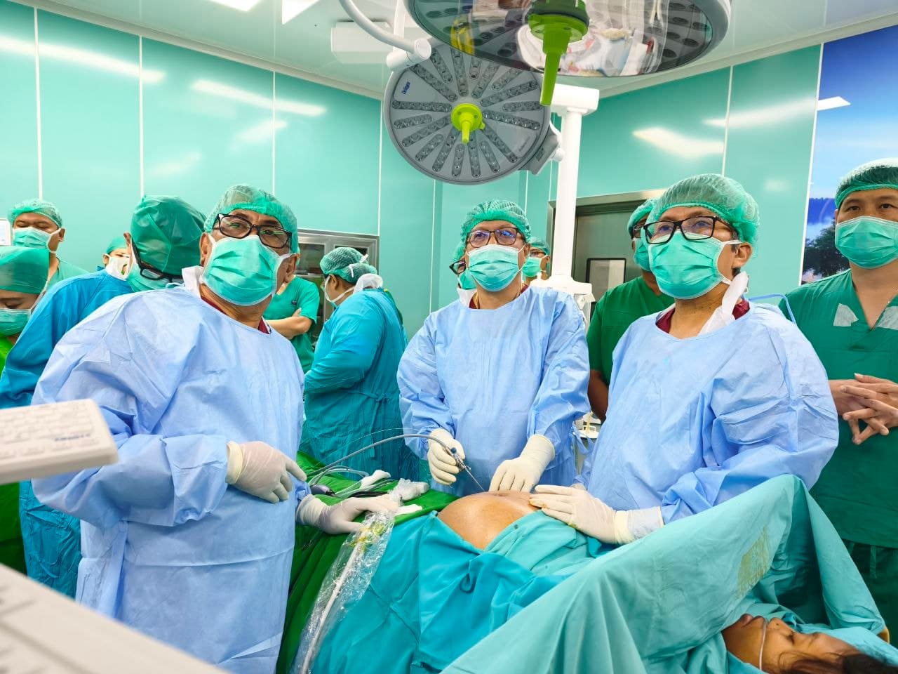 Pelaksanaan tindakan Laser Fetoscopy oleh tim medis dalam penanganan kasus Twin-to-Twin Transfusion Syndrome